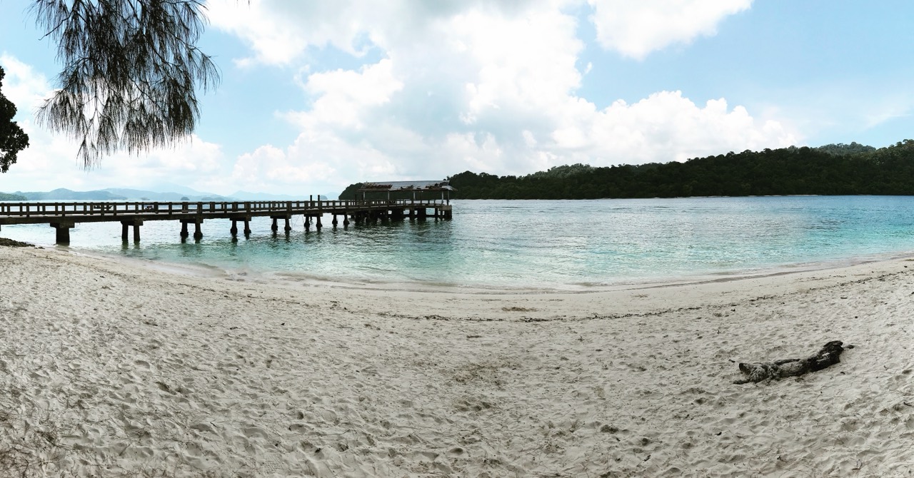 海边栈桥和白沙