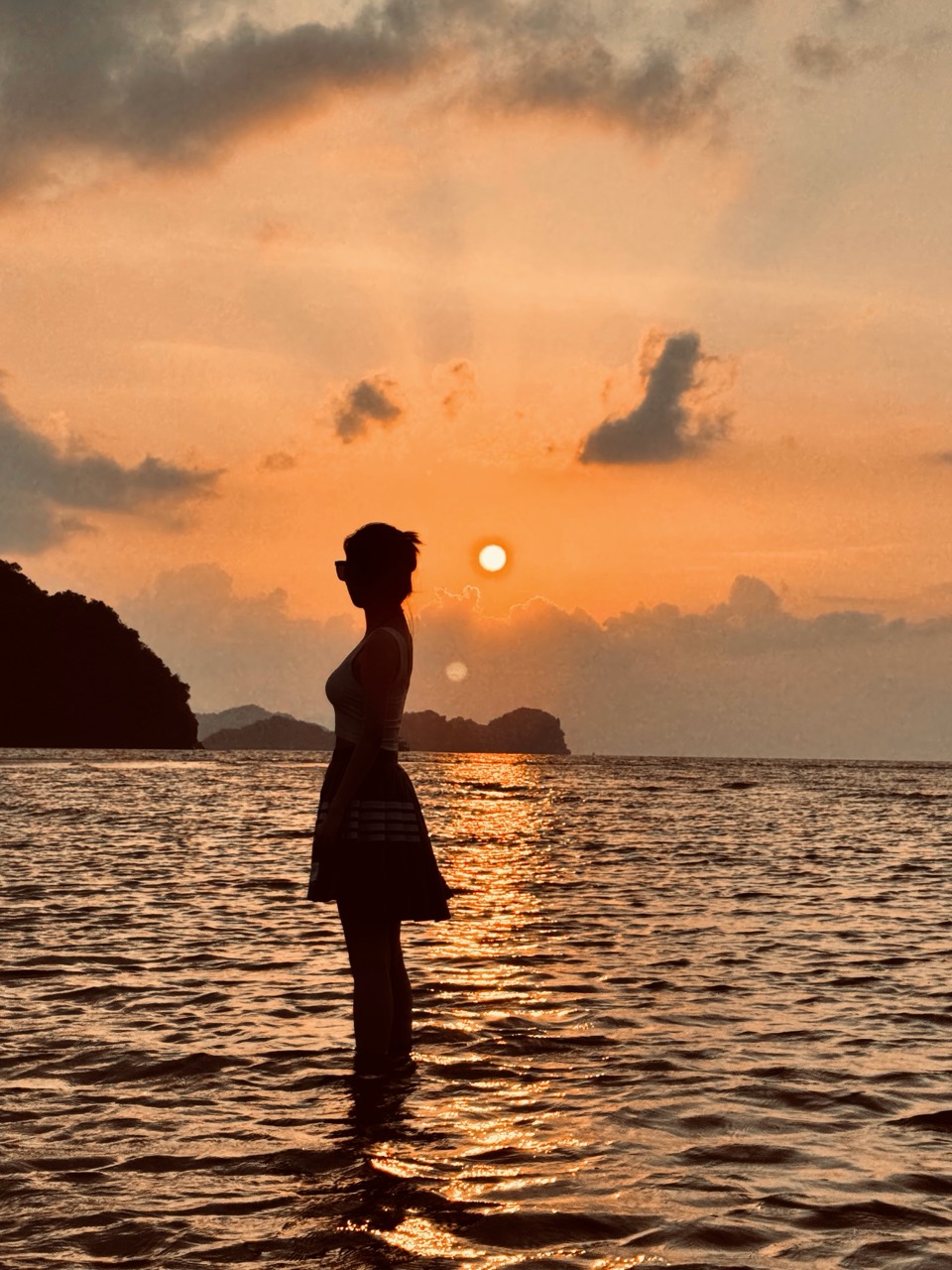 橙色海面上的人影