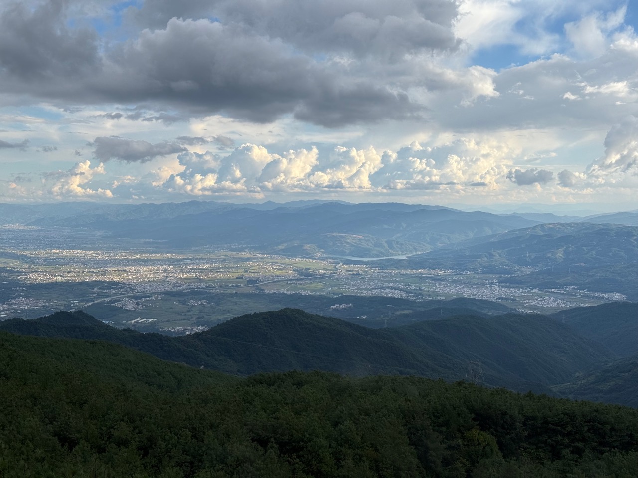 山谷远景