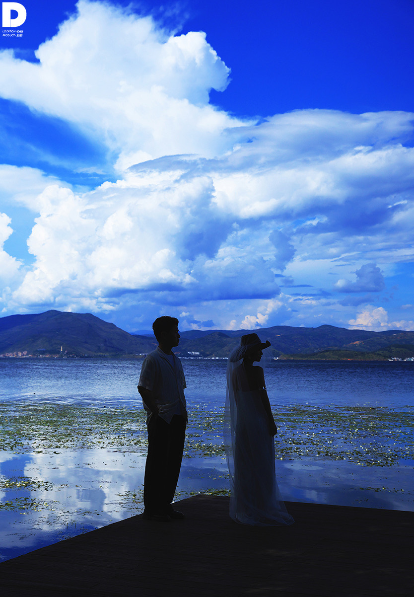 湖边蓝天和远山
